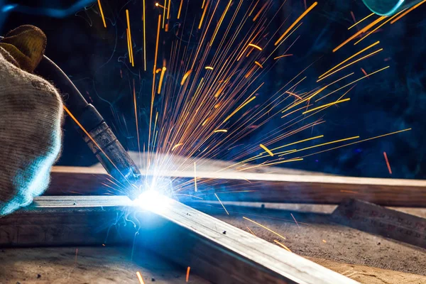 Close-up man  brews metal welding machine — Stock Photo, Image