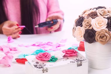 kadın yapma yapay gül 