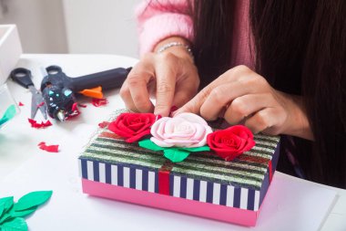 kadın yapma yapay gül