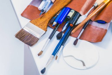 Deri çanta fırçaları ile