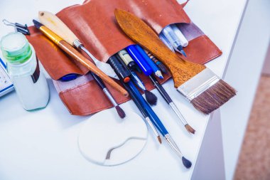 Deri çanta fırçaları ile