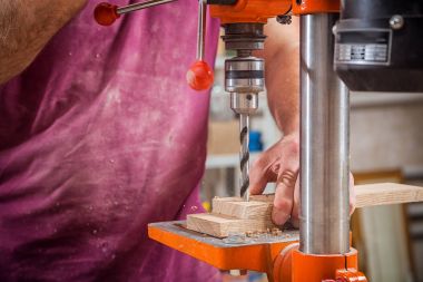 sondaj makinesi üzerinde çalışan adam