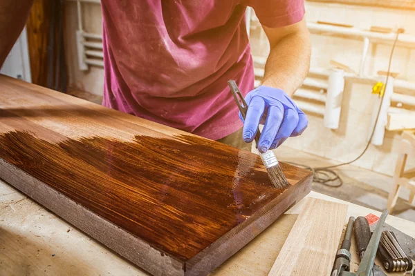 Man pinta una madera — Foto de Stock