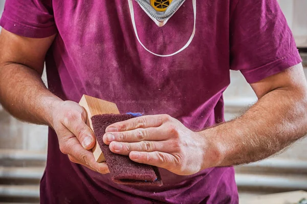 Homme ponçant un bloc de bois — Photo