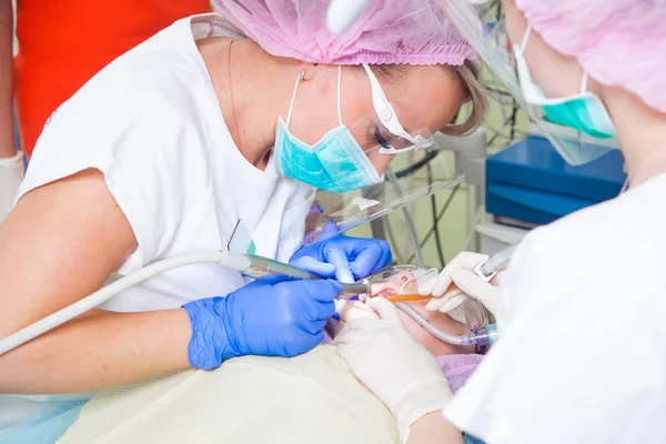 Dentista tratar os dentes — Fotografia de Stock