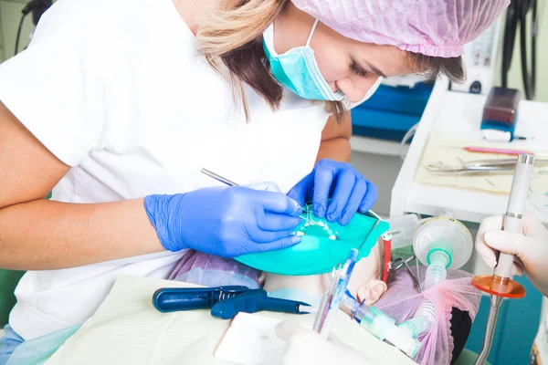 Dentista tratar os dentes — Fotografia de Stock