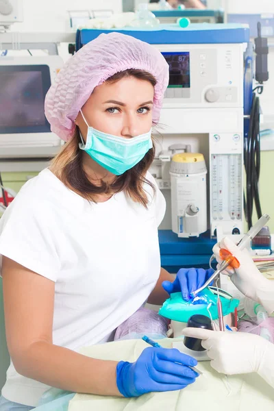 Dentista tratar os dentes — Fotografia de Stock