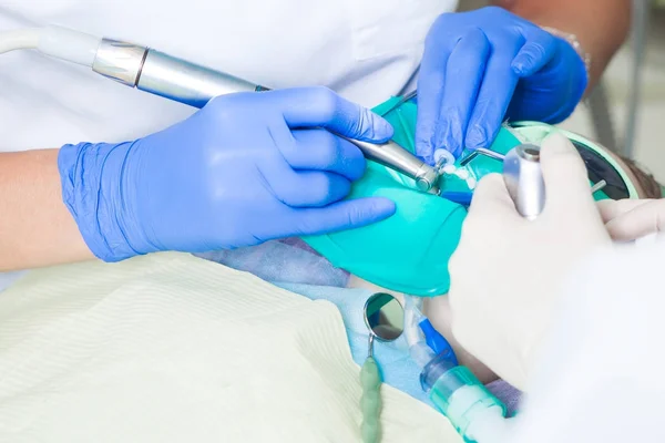 Крупним планом стоматолог лікує зуби — стокове фото