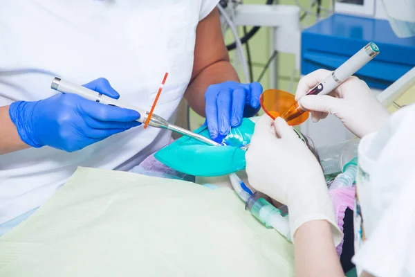 Close-up de um dentista tratar os dentes — Fotografia de Stock
