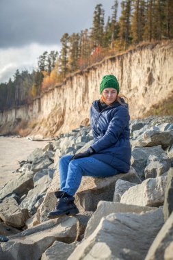 yürüyen bir örgü şapkalı kadın