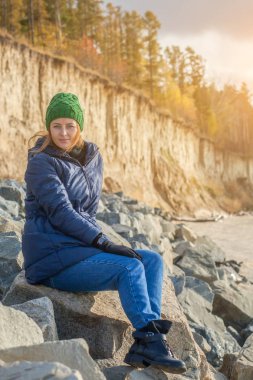 yürüyen bir örgü şapkalı kadın