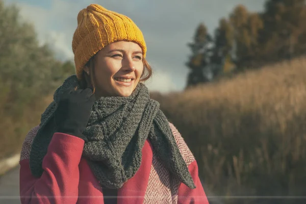 Mujer en una gorra de punto caminando — Foto de Stock