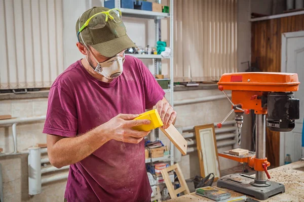 Hombre trabajador pulir madera — Foto de Stock