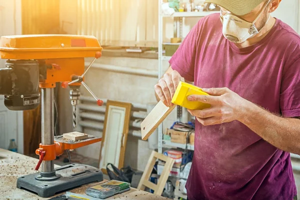 Uomo operaio lucidare legno — Foto Stock