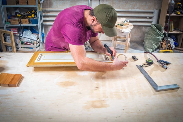 Arbeiter zum Schutz von Holz — Stockfoto