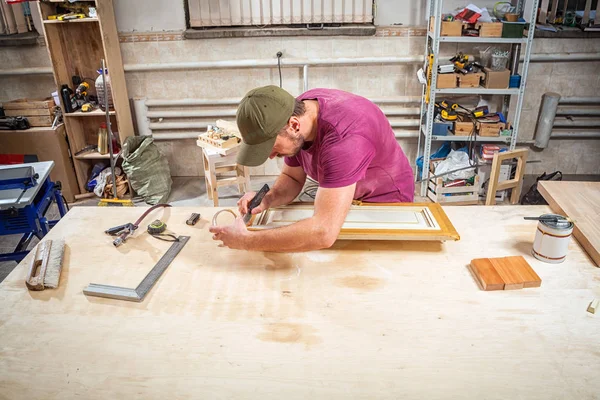 Werkende man ter bescherming van houten — Stockfoto