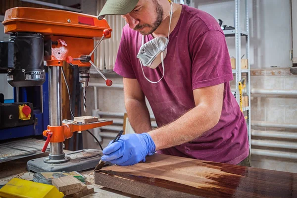 Muž maluje dřevěné — Stock fotografie