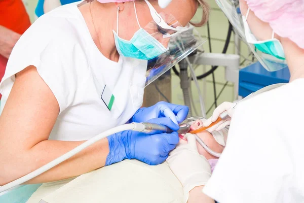 Um close-up do dentista trabalhando — Fotografia de Stock