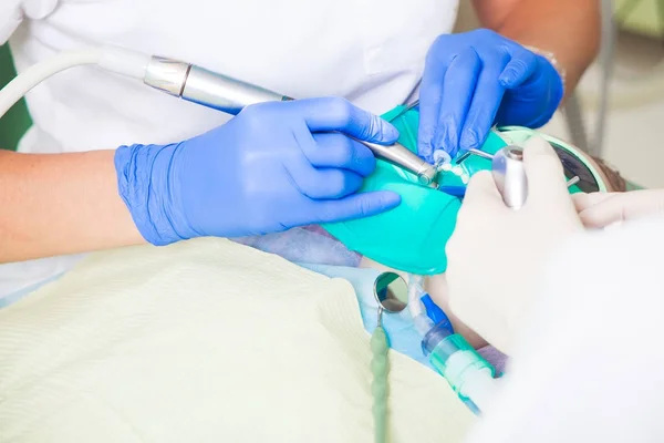 Крупним планом стоматолога — стокове фото
