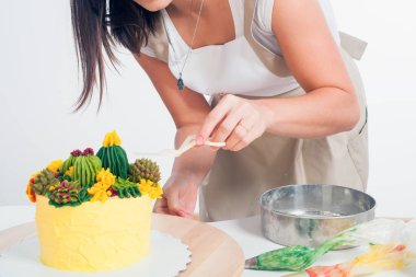 confectioner prepare cake clipart