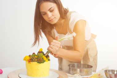 Pastacı pasta hazırlamak