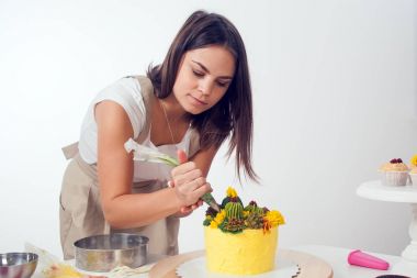 Pastacı pasta hazırlamak