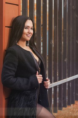 genç esmer güzel kadın 