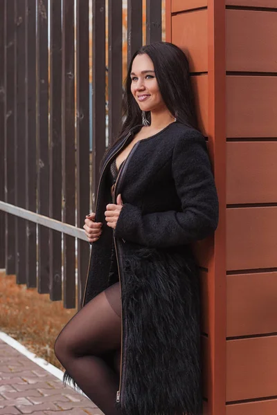 yürüyen güzel kadın