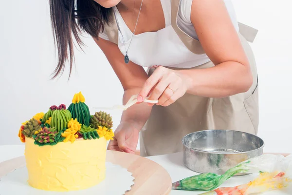 Confectioner prepare cake — Stock Photo, Image