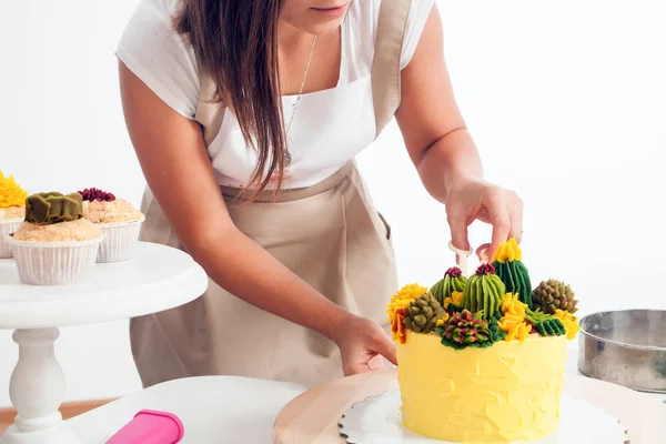 Pastacı pasta hazırlamak