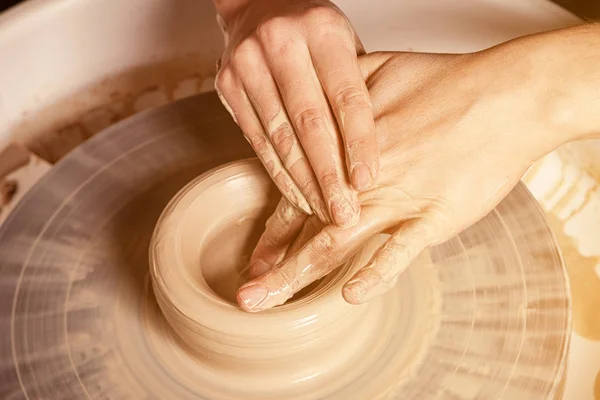 Close-up of a woman  sculpts  clay vase — Stock Photo, Image