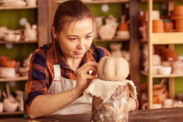 kadın bir kabak boyalar 