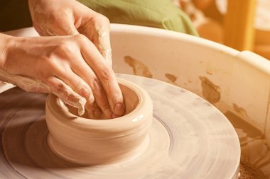 kadın potter kil sculpts