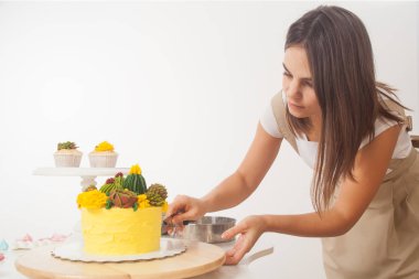 Pastacı pasta keser