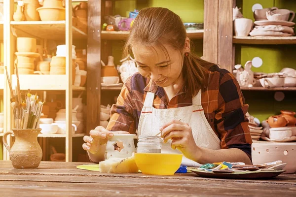 Kadın potter boya — Stok fotoğraf