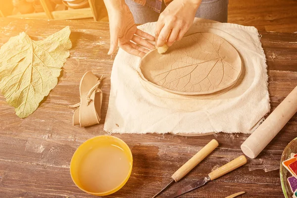 Woman potter sculpts clay — Stock Photo, Image