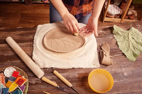 Woman potter sculpts clay — Stock Photo, Image