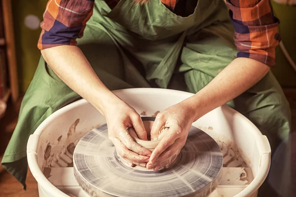 Potter sculpts clay — Stock Photo, Image