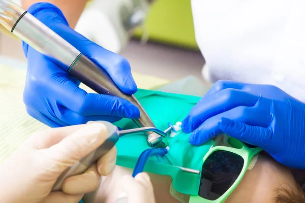 Dentista feminino tratar dentes — Fotografia de Stock