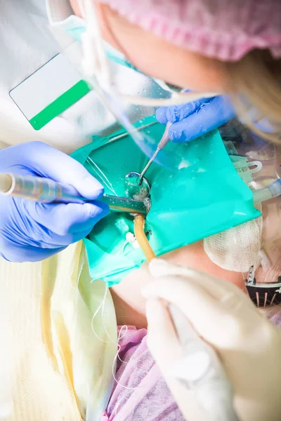 女性歯科医歯の治療 — ストック写真