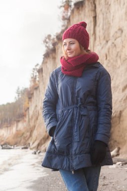 yürüyen esmer kadın