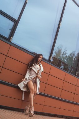 beyaz iç çamaşırı poz içinde kadın