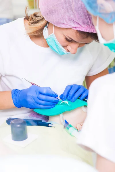 Dentista tratar os dentes — Fotografia de Stock