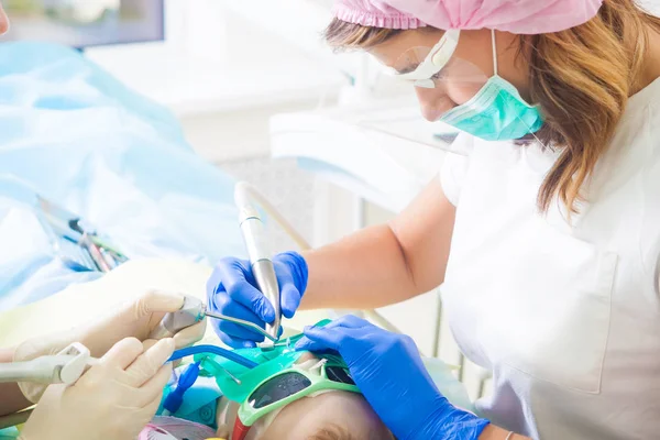 Стоматолог лікувати зуби — стокове фото