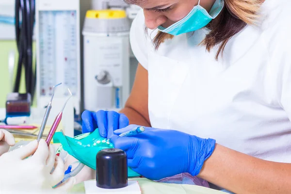 Dentista tratar os dentes — Fotografia de Stock