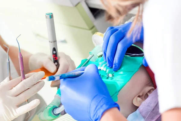 Dentista tratar os dentes — Fotografia de Stock