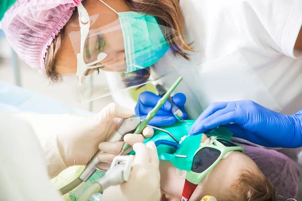 Dentista tratar os dentes — Fotografia de Stock