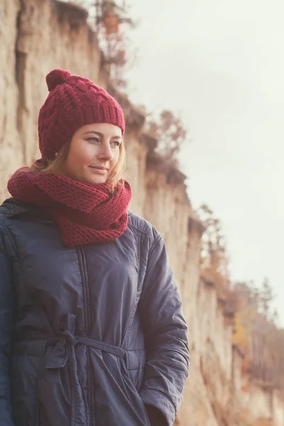 Brunetka kobieta spaceru — Zdjęcie stockowe