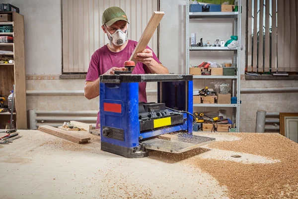 Mann Tischler schnitt Holz — Stockfoto