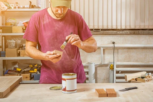 Homme charpentier peinture — Photo